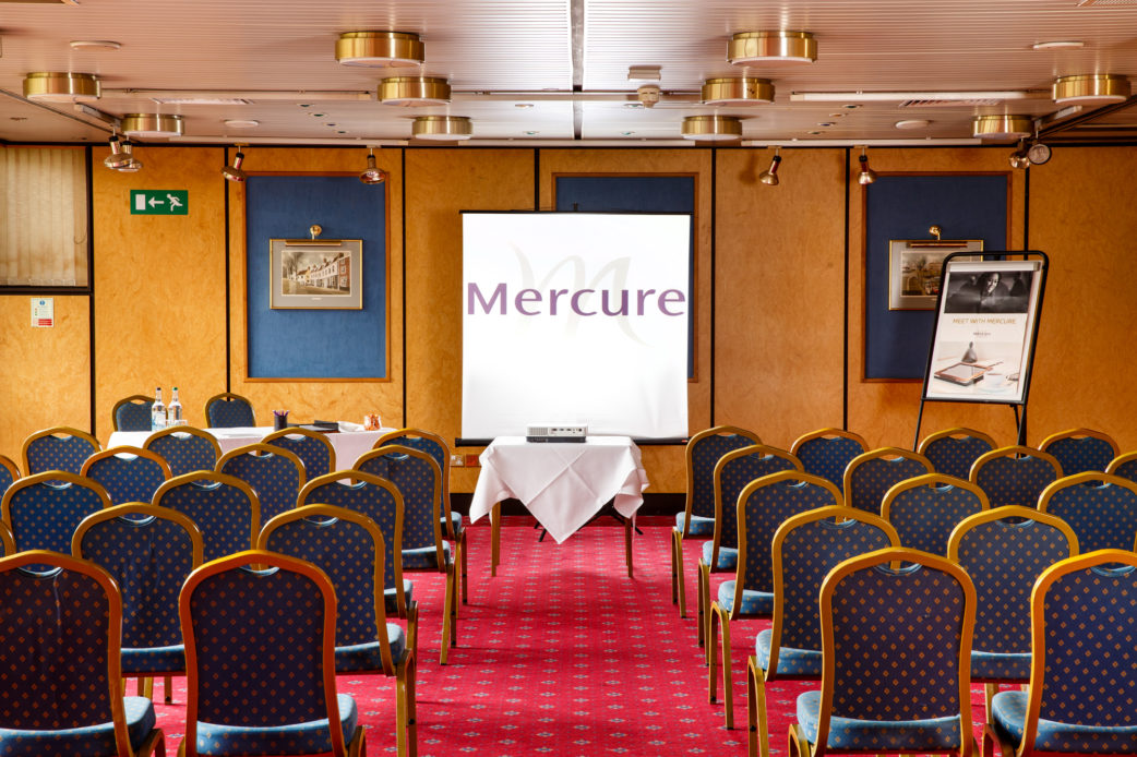 mercure-norwich-hotel-presidential-suite-meeting-02-lr-290416 The Presidential Suite at Mercure Norwich Hotel set up for a meeting, projector, presentation board