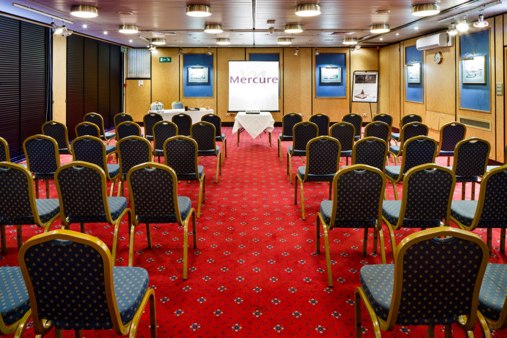 mercure-norwich-hotel-presidential-suite-meeting-03-lr-290416 The Presidential Suite at Mercure Norwich Hotel set up for a meeting, projector, presentation board